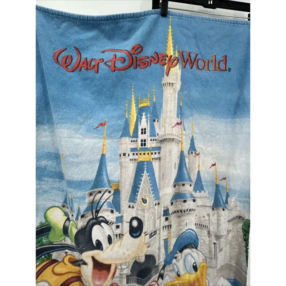 Vintage Disney Castle Beach Towel Mickey Minnie Friends 100%‎ Cotton Resort